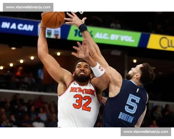 尼克斯鏖战灰熊攻防博弈东西强队对决引爆赛场焦点之夜球星对抗升级